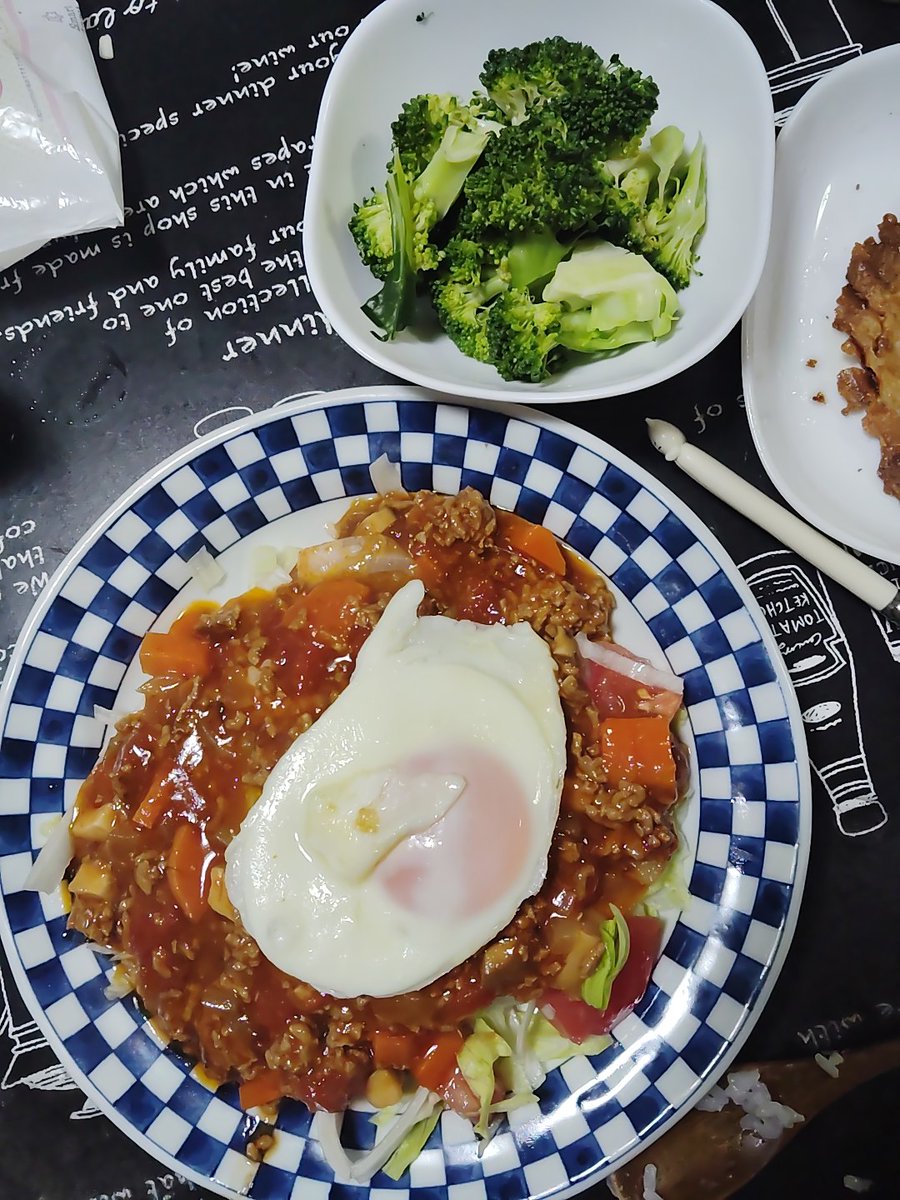 rinrin986's tweet photo. 久しぶりの夜ご飯☺️
大量の肉じゃがに厚揚げ焼いたのと玉ねぎときゅうりのマリネ☺️
少し前はミートスパに次の日は残ったソースでタコライス☺️
ある日は冷しゃぶ☺️ https://t.co/q0e7hs4B1O