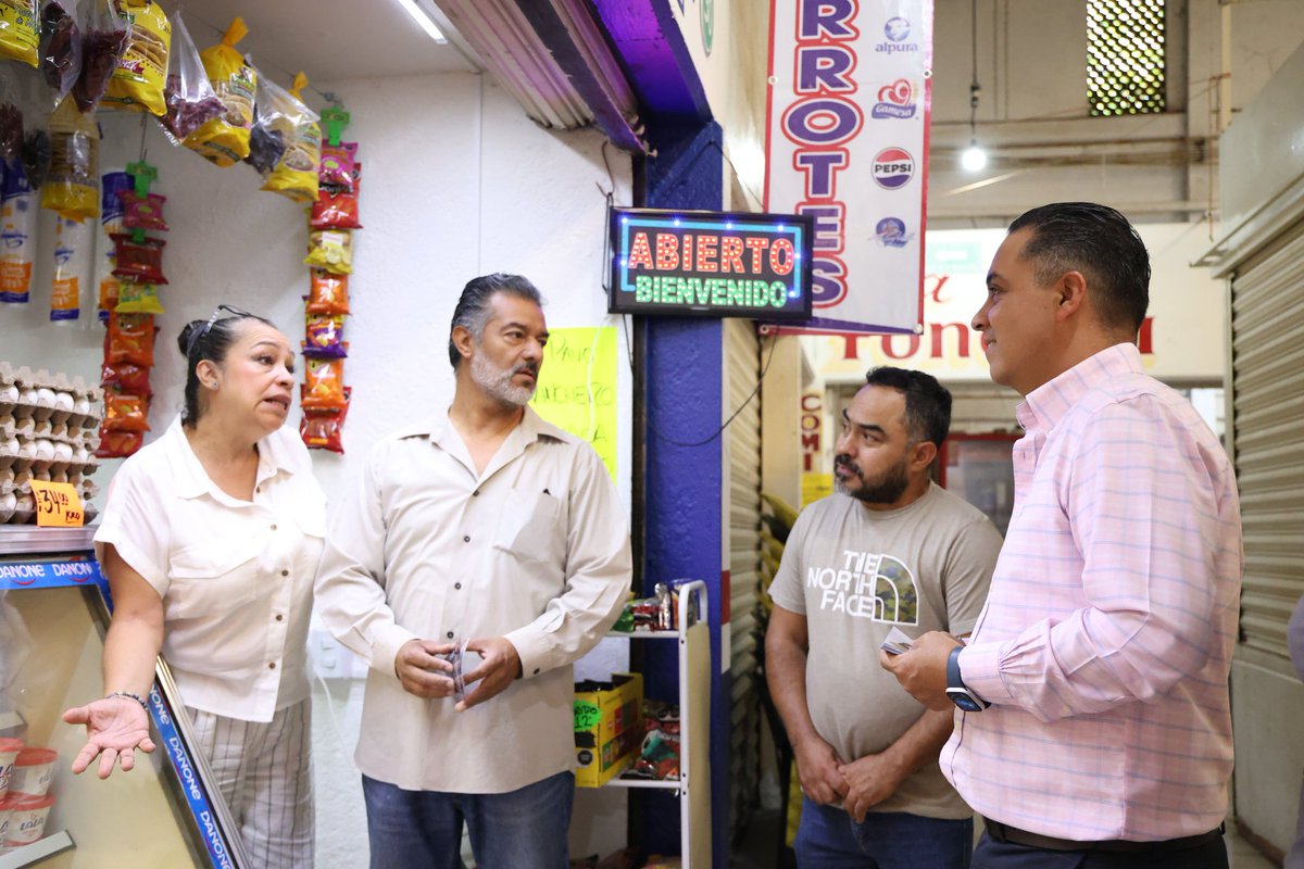SEGOB_Queretaro's tweet photo. El secretario de Gobierno, @Eric_gudino junto con los representantes del Mercado de El Pueblito, Montse y Diego Zúñiga recorrieron los locales donde escucharon a las y los comerciantes que desde muy temprano ofrecen sus productos a los visitantes.
#ConsumoLocal
#AquíContigo https://t.co/DqRXN0KwRF