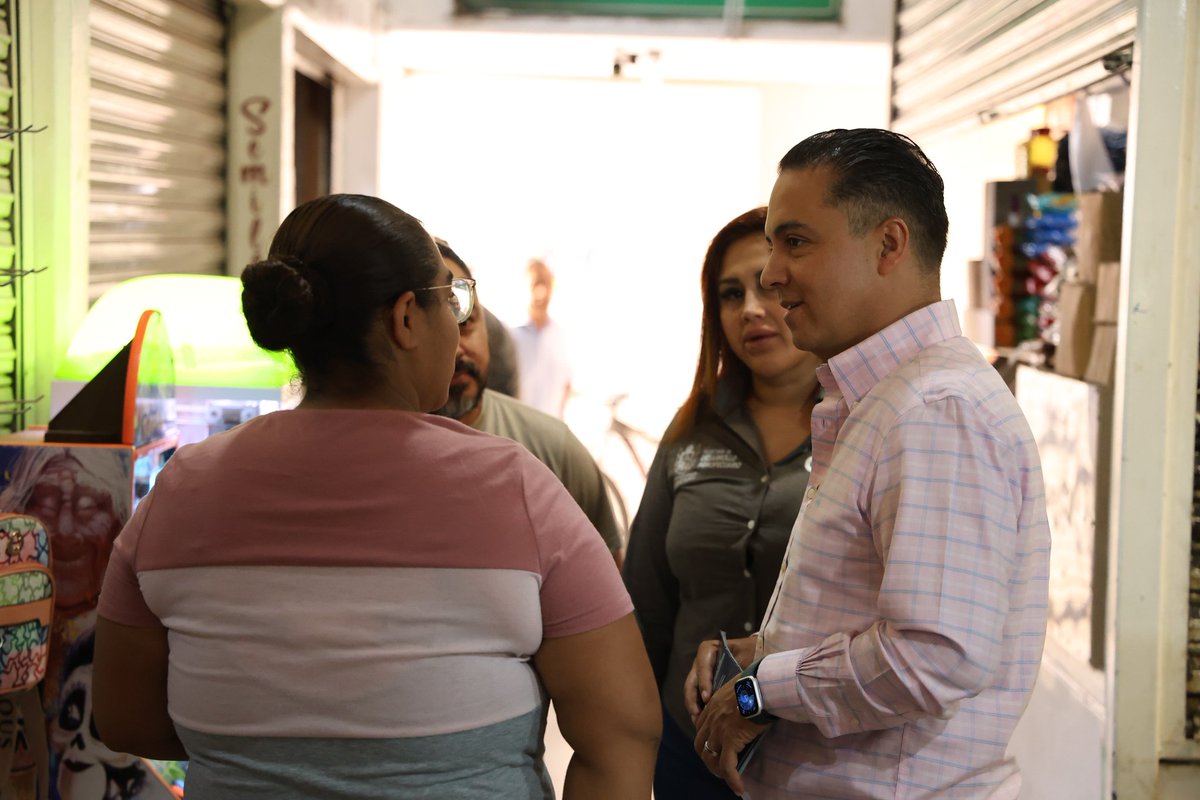 SEGOB_Queretaro's tweet photo. El secretario de Gobierno, @Eric_gudino junto con los representantes del Mercado de El Pueblito, Montse y Diego Zúñiga recorrieron los locales donde escucharon a las y los comerciantes que desde muy temprano ofrecen sus productos a los visitantes.
#ConsumoLocal
#AquíContigo https://t.co/DqRXN0KwRF