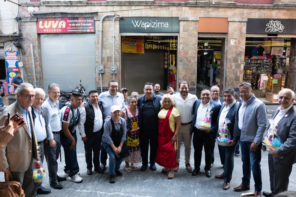 Coparmex's tweet photo. 🔵 Nuestro Presidente Nacional, @jsierraalvarez, acompañado por una delegación de #Coparmex, recorrió el Mercado de La Merced y sostuvo un diálogo con liderazgos del comercio popular encabezados por Evelia Díaz Martínez, representante de la Asociación Nueva Alternativa de Trabajo Independiente (ANATI), así como con Alberto Juárez y representantes de @_CONLABOR, organización integrante del #CONSEA.

🤝 Este encuentro permitió conocer de primera mano la realidad de miles de comerciantes y trabajadores que todos los días generan actividad económica, sostienen sus negocios y llevan el sustento a sus familias. La Merced es un espacio emblemático que refleja el esfuerzo, la resiliencia y la capacidad emprendedora de quienes encuentran en el comercio una forma de salir adelante.

📈 Durante el recorrido se intercambiaron perspectivas sobre los principales retos y oportunidades del sector, así como sobre mecanismos que contribuyan a la inclusión productiva, la capacitación y el crecimiento económico.

🚀 Asimismo, compartimos iniciativas como Crece Mi Negocio, la plataforma impulsada por #Coparmex para acompañar a miles de MiPyMEs con herramientas, capacitación y soluciones prácticas que fortalezcan su desarrollo.

🌎 Desde nuestra Confederación seguimos construyendo puentes de diálogo y colaboración para generar más oportunidades para quienes todos los días trabajan, emprenden y contribuyen al desarrollo económico de México.

👥 De parte de Coparmex, participaron Valentín González, Presidente del Comité de Atención a la Informalidad; Agustín Irurita y José Ignacio Mariscal, integrantes del Comité Consultivo; @pedroestrellac, Vicepresidente de MiPyMEs; Alejandro Puente, Presidente Nacional del Comité de Contenido del Encuentro Nacional de Coparmex; @Armando_ZunigaS, Vicepresidente de Comunicación; @franlodimx, Director General; y José Luis García Chagoyán, Asesor de Presidencia.