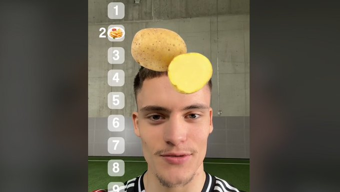 FlorianFocus's tweet photo. Wirtz was asked whether his #1 potato is still the regular one 😭 

"That's a good question, I haven't really thought about it in a long time. But I still like eating potatoes" https://t.co/NlthP3FPru