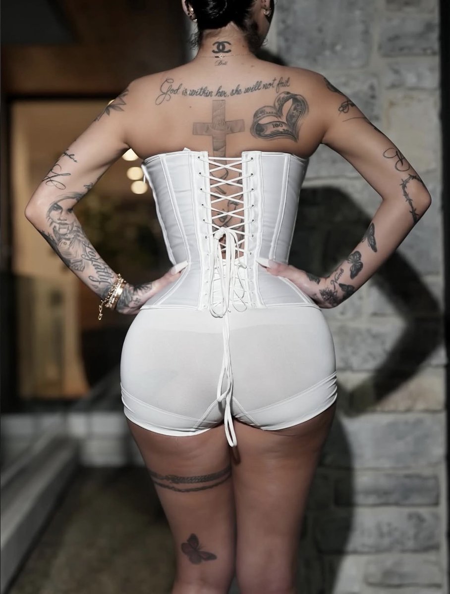 Babess_xx's tweet photo. Bhad Bhabie in white. https://t.co/g4gmH0OiDO