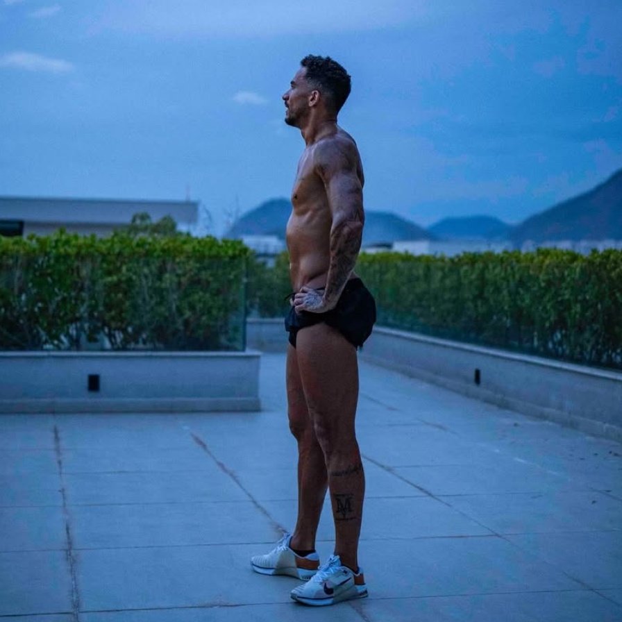 demonycx's tweet photo. muito homem hétero querendo dizer q o danilo não é uma delícia 

eles realmente vivem em outra realidade pqp por isso q o auge de beleza pra eles eh o cr7 https://t.co/jybPScsYaC