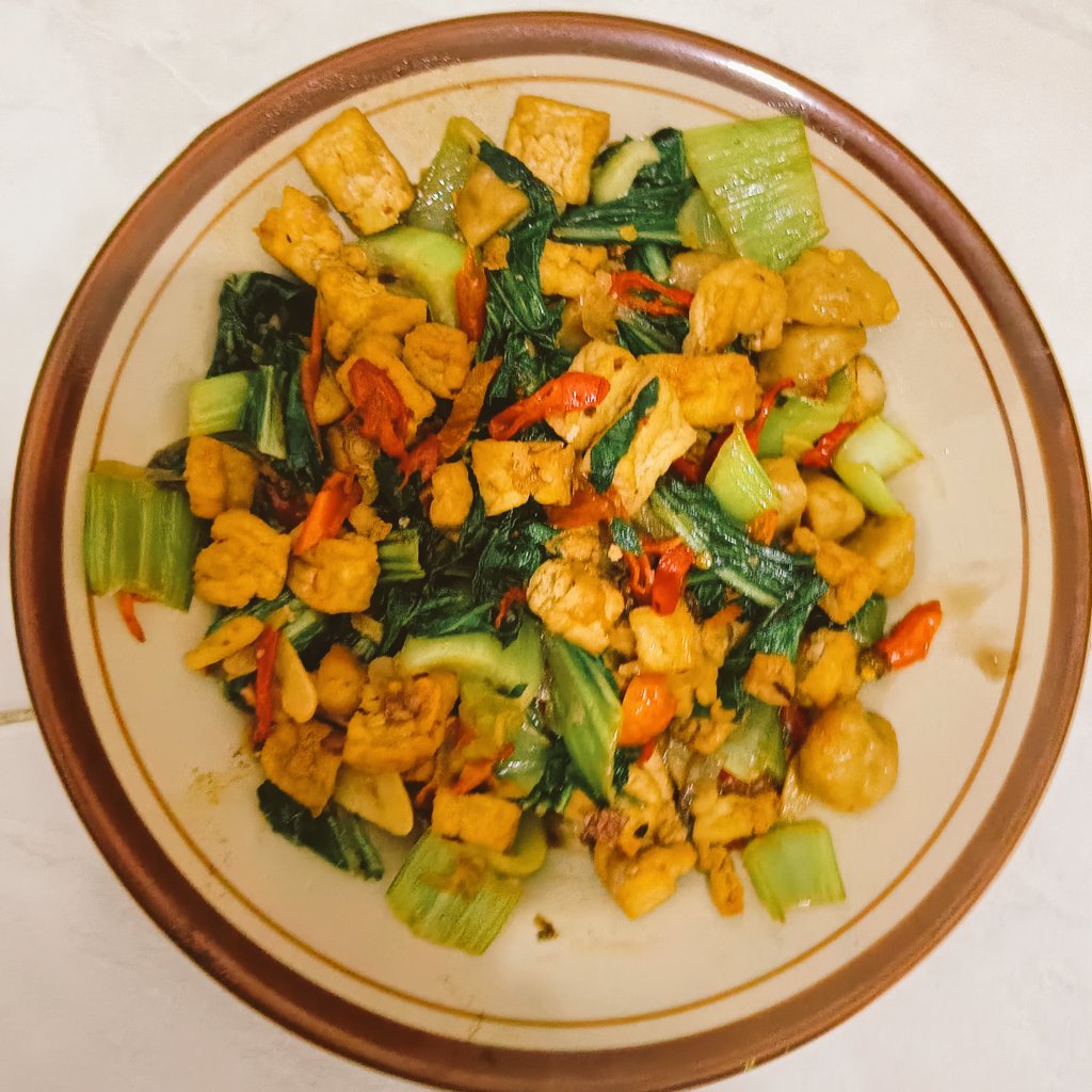GoldenBloommm's tweet photo. mah, gimana ya cara ngasih tau pasanganku kalau aku masak bukan karena aku suka masak, melainkan karena aku cinta sama dia... https://t.co/9HVdJk8aX5