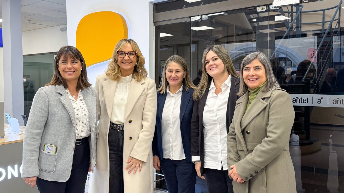 lauraraffo's tweet photo. Detrás de cada servicio, de cada conexión y de cada solución que reciben los usuarios, hay personas comprometidas que trabajan todos los días para que Antel llegue a cada rincón del país.

Mi reconocimiento a todo el equipo de Paysandú por su profesionalismo, dedicación y vocación de servicio. El capital más importante de Antel son sus funcionarios.