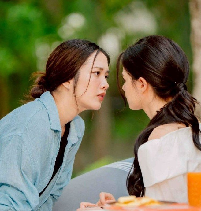 freenstulips's tweet photo. I feel actual crazy for becky on this scene cause dem boba eyes staring her for good 😭 https://t.co/Xhmt8dkRhz