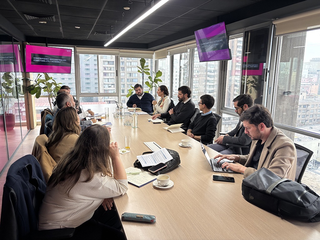 uchile's tweet photo. HUB Metropolitano y Universidad de Chile fortalecen alianza para impulsar innovación, emprendimiento y gestión municipal https://t.co/iGVD3tBKLh https://t.co/fgS2CWghw5