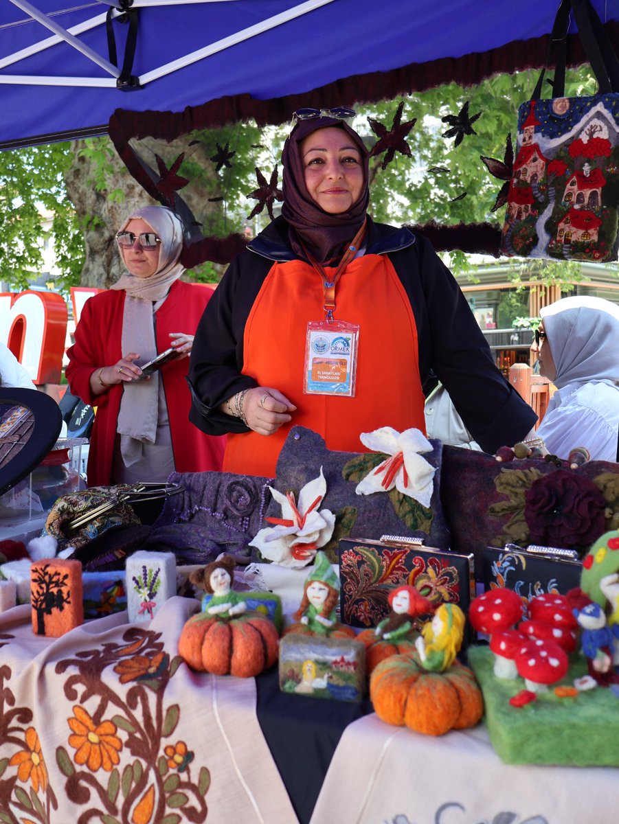 UnyeHalk's tweet photo. HAYAT BOYU ÖĞRENME HAFTASI ETKİNLİKLERİ 
Millî Eğitim Bakanlığı tarafından 01-07 Haziran Hayat Boyu Öğrenme Haftası kapsamında düzenlenen etkinlikler çerçevesinde, Cumhuriyet Meydanı'nda çeşitli atölye çalışmaları ve sergi etkinlikleri gerçekleştirildi. https://t.co/yAVab4rUIS