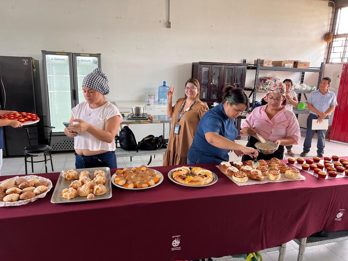 AMEXCID's tweet photo. Participamos en el curso de Panadería Básica 👩🏽‍🍳🍞impartido por el #CECATI 86 en Tapachula, Chiapas, como parte de la estrategia de vinculación al empleo para personas refugiadas y en movilidad humana 🚶🏻‍♀️🚶🏾🚶🏼‍♂️🛤️ en 🇲🇽México.
 
Durante esta capacitación, 11 participantes de distintas nacionalidades 👧🏽🧒🏻👩🏽‍🦱👩🏻‍🦰fortalecieron sus habilidades técnicas y laborales, ampliando sus oportunidades de integración económica y acceso al empleo en sus comunidades de acogida.
 
La #AMEXCID agradece la colaboración de los centros de capacitación para el trabajo y de los organismos internacionales que suman esfuerzos para impulsar la inclusión, el desarrollo de capacidades y la construcción de un futuro con mayores oportunidades para todas y todos.