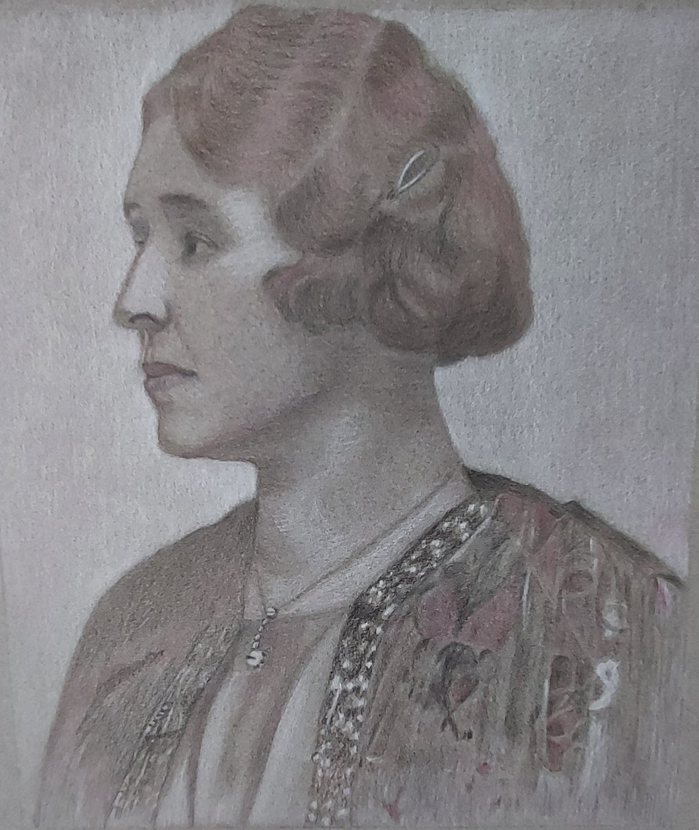 KristinHelene's tweet photo. Jaren 20 van de vorige eeuw: een ouder portret (2021) in beperkt (slechts 5) kleurenpalet, met gebruik van Faber-Castell, Polychromos.

Ik houd van deze zachte, introspectieve sfeer en het is duidelijk dat ik toen reeds koos voor #LyrischRealisme.
#ArtJourney https://t.co/SFYieNNyJl