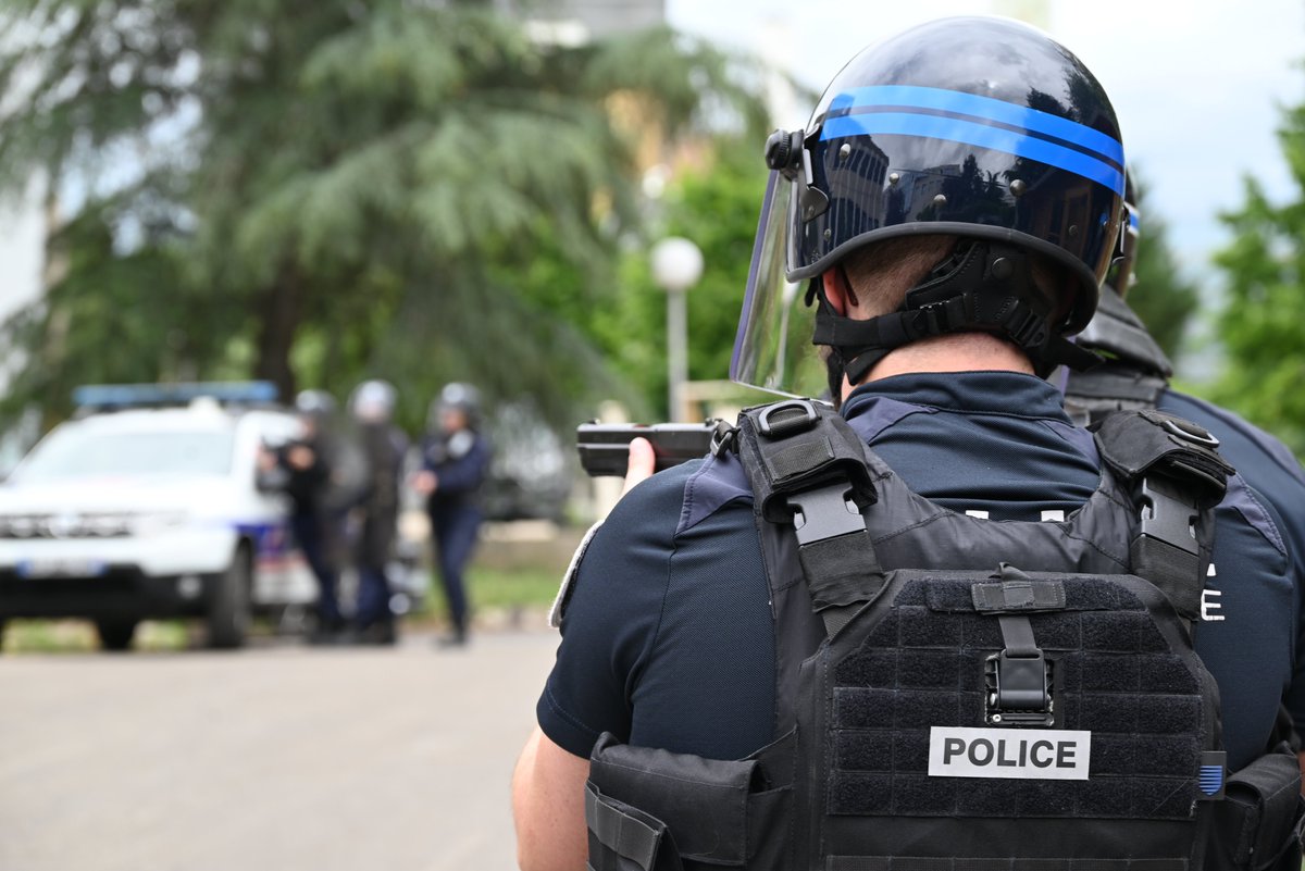 PoliceNat78's tweet photo. #Protéger | Ce jour à #Chatou, les 👮‍♀️👮 de la  #police des Yvelines, en collaboration avec le Centre d'Incendie et de Secours local, ont organisé un exercice " intrusion " afin d'améliorer la coordination des différents services. https://t.co/WGTa7GwEgu
