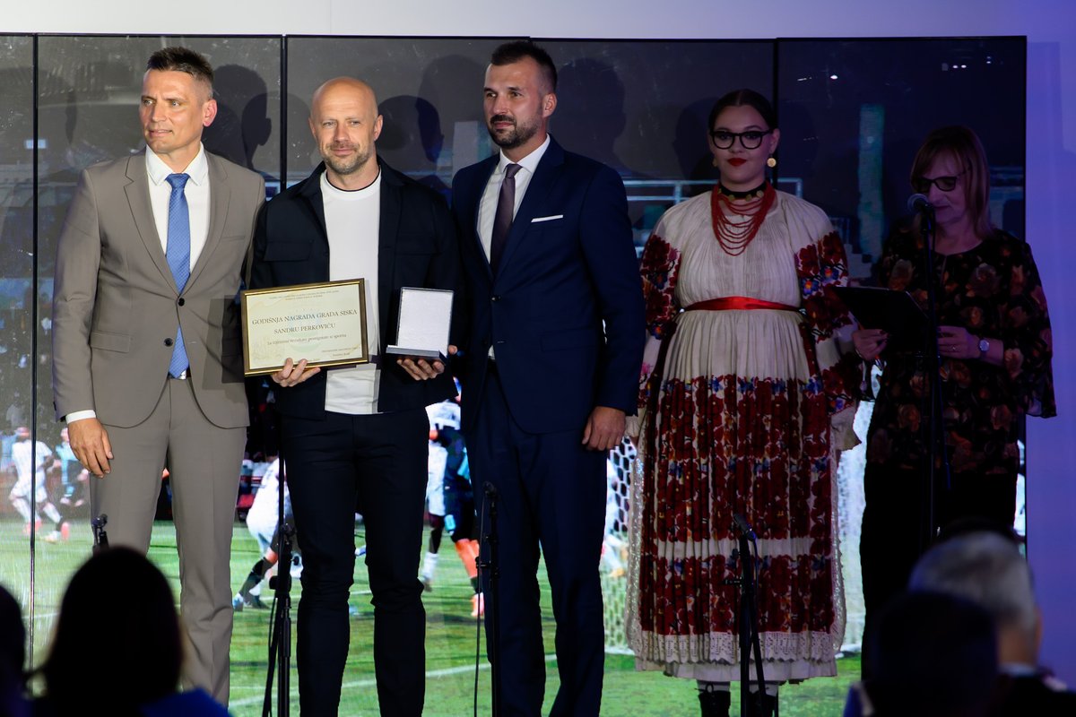 AndrejPlenkovic's tweet photo. Od srca čestitamo Dan Grada Siska i blagdan sv. Kvirina! 

Uz osigurana sredstva iz europskih (#EUSF, #NPOO 🇭🇷🇪🇺) i nacionalnih izvora, provodimo velik proces obnove privatnih kuća i zgrada, kao i škola, bolnica, prometne i ostale javne infrastrukture u Sisku i Sisačko-moslavačkoj županiji. ✅ Za obnovu Zagreba i Banovine dosad je utrošeno 5 milijardi €. @mpgi_hr 

✅U partnerskoj suradnji s gradom i županijom povećali smo stambeni fond #SMŽ za ukupno 59 višestambenih zgrada s čak 1.024 nova stana.

Grad Sisak prošle godine ostvario je 27,3 milijuna € prihoda od poreza na dohodak, pomoći iz državnog proračuna i kompenzacijske pomoći, što je 184% više nego 2017.

Uz veća proračunska sredstva i snažnu projektnu potporu nacionalne razine, nastavit ćemo stvarati preduvjete za kvalitetniji život građana u Sisku i #SMŽ!