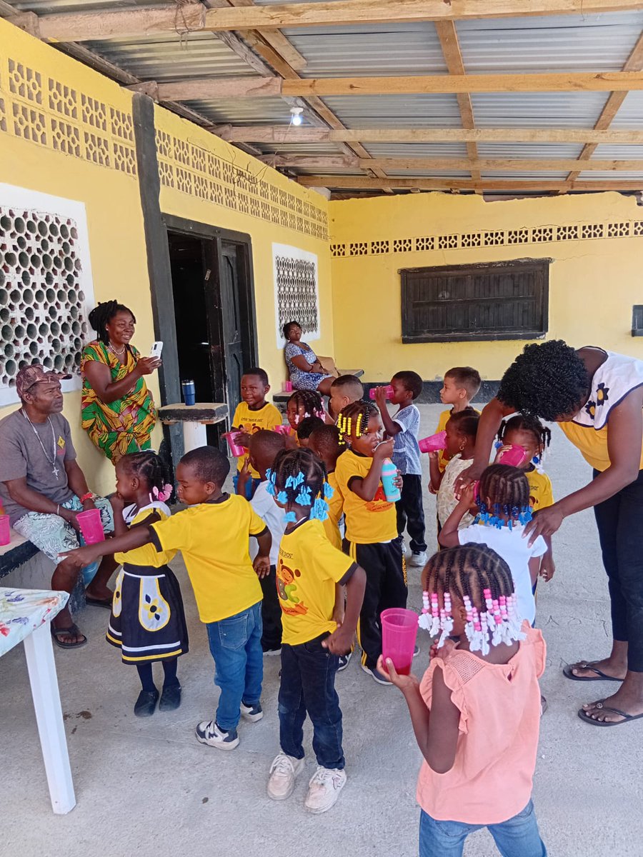 baraudawaguchu's tweet photo. El sentirnos bien fisica y mentalmente es indispensable en estos momentos que enfrentamos tantas crisis, por eso desde las Casas de Salud Ancestral del Pueblo Garifuna apostamos por el bienestar colectivo y comunitario. Por eso la urgencia de luchar para obtener alimentos de calidad, suficiente agua para suplir nuestras necesidades basicas y sobre todo entender que en nuestros propios patios y territorios se encuentran muchas plantas que podemos utilizar para no enfermarnos.