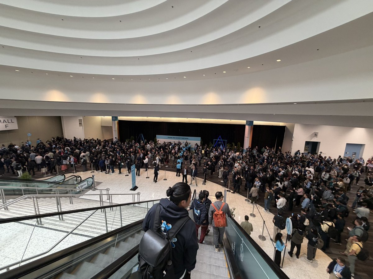 Kevinrobot34's tweet photo. Day3！
Builders Keynote の開場待ち。
#SnowflakeSummit #SnowflakeDB #DataSuperhero https://t.co/pRYvwMbcCT