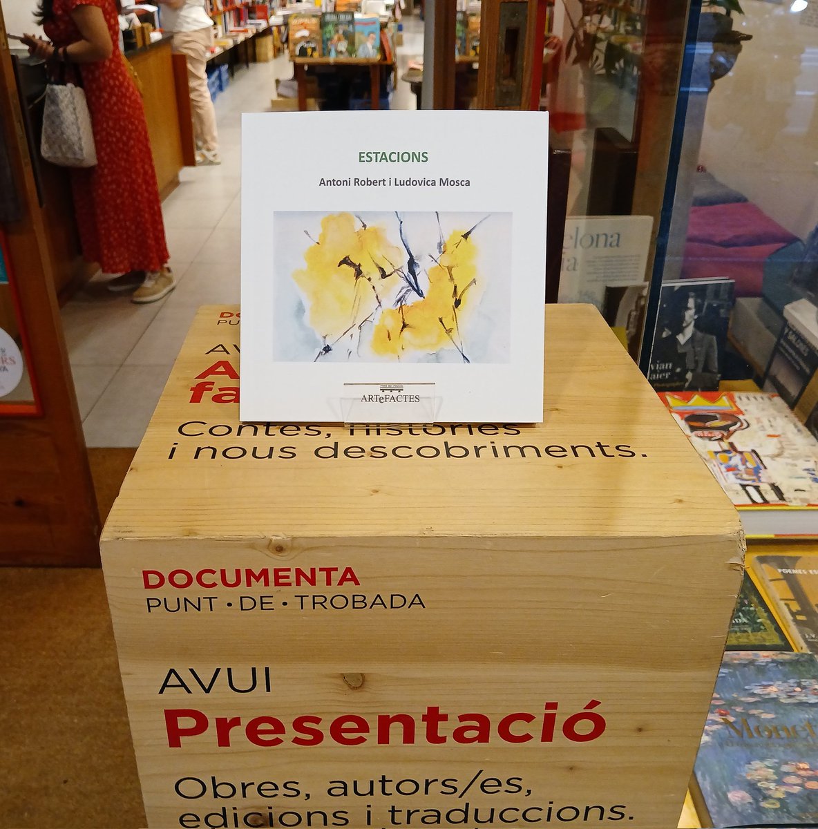 petroliedicions's tweet photo. Avui hem petat la Documenta presentant el llibre Estacions d'Antoni Robert i Ludovica Mosca o de Ludovica Mosca i Antoni Robert. Vindran més presentacions d'aquest artefacte i més ocasions per retrobar-nos.
#ludovicamosca
#estacions
#haikus
#haigas https://t.co/J5BeTKVWBG