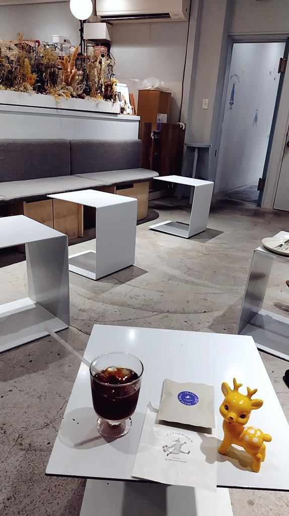 OrangeCafe33's tweet photo. ☕フィーカファブリーケン
豪徳寺駅から近いスウェーデンがコンセプトのお洒落カフェ🤍次は🍰も食べたい
#珈琲 #コーヒー #喫茶店 #カフェ #cafe #coffee #Tokyo #世田谷 https://t.co/IVciImygC9