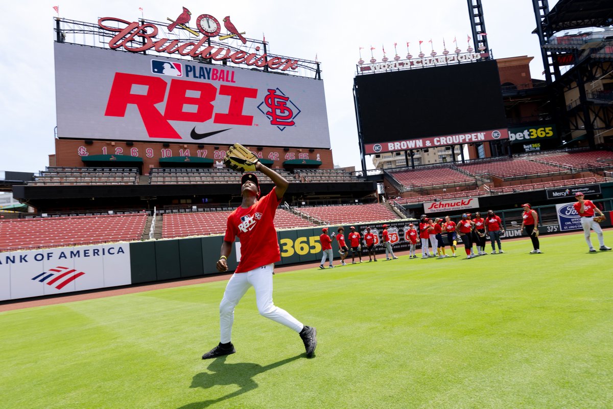 CardinalsCare's tweet photo. An unforgettable day at Busch ⚾️

Our Cardinals Nike RBI Development Clinic led by @CardinalsAlumni gave young athletes the chance to grow their game and have fun doing it. 

The future is bright! ✨ https://t.co/JQdjGYCeza