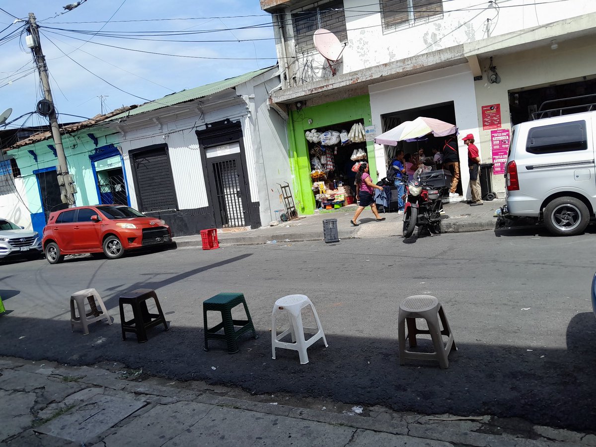 mpbc4's tweet photo. Autoridades municipales esto está sucediendo a un costado del mercado sagrado corazon, san salvador, la reservacion de parques personalizados en la via pública https://t.co/7O7KotBoqo