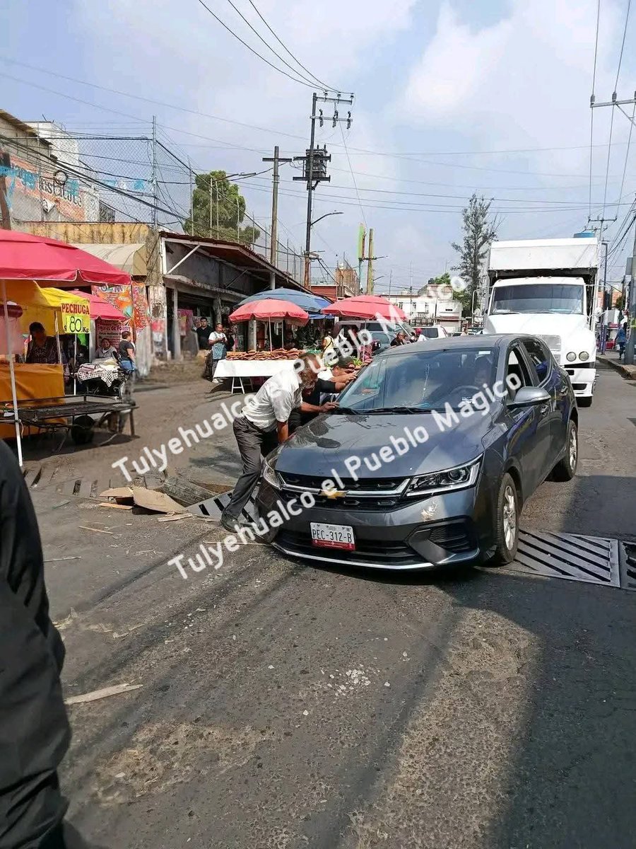 luna7645's tweet photo. Buenos días el día de ayer estás rejillas provocaron ponchaduras de llantas y daños a varios autos particulares esto en Av. División del Norte Pueblo de Santiago Tulyehualco Alcaldía de Xochimilco@SOBSECDMX https://t.co/3VeLvCnnVK
