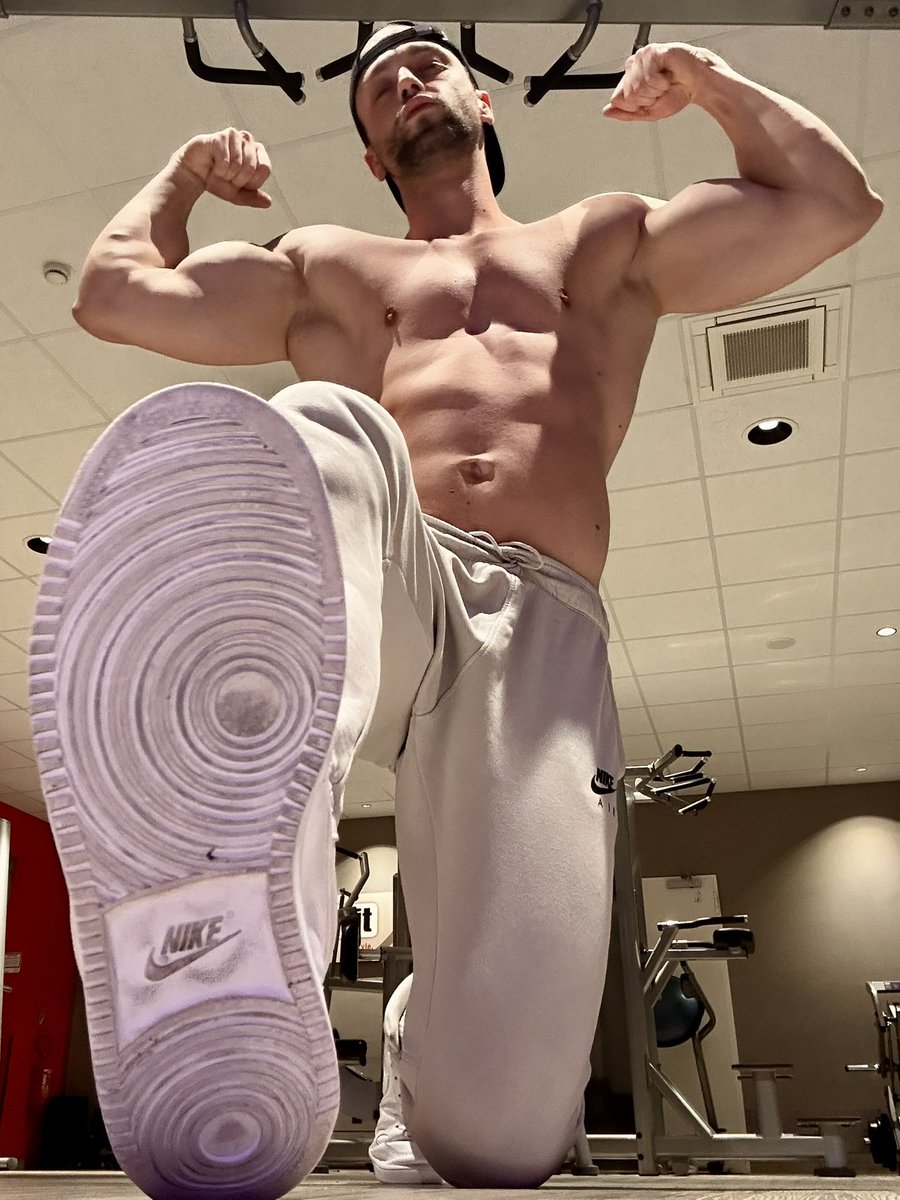 AlphaBullAlex_'s tweet photo. While I’m building muscle in the gym, you’re already where you belong.
👉UNDER MY SOLES👈 https://t.co/A38rE3z369