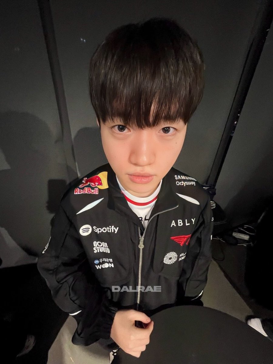 strvwberrychan's tweet photo. sim https://t.co/oN4gGKAikF
