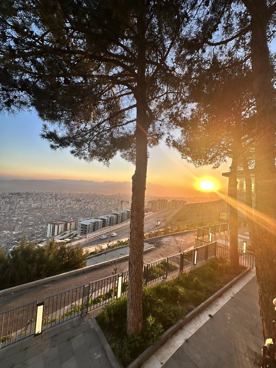 Musluseyah's tweet photo. Hayat koşturmacasında bir mola verip kalbi güzel insanları hatırlama vakti. Akşamınızın  huzur getirmesini dilerim.
İyi akşamlar dostlar .🌇 https://t.co/eSSTUmJ1JZ