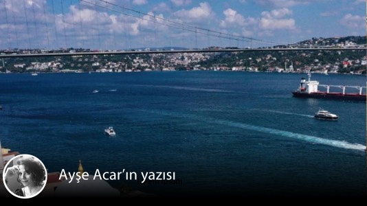t24comtr's tweet photo. 🔴 Köprüden atlayan adam

📌 Kız arkadaşlarımla buluşmak için çıktığım yola, bir taksi kazası, bir taksi şoförü fırçası, erguvanların coştuğu Boğaz kıyılarında masalsı bir tekne yolculuğu, bir intihar girişimi ve bir doğum günü kutlaması sığıyor. İstanbul’da bir filme konu olabilecek kadar çok şey ve “yaşam ve ölüm” üzerine düşündürdükleri...

✍️ Ayşe Acar'ın yazısı...
https://t.co/bBQDUnRtP0

@aysacar