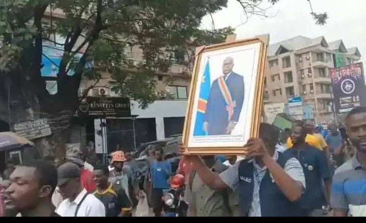 MBolumbu53797's tweet photo. Une ville morte se transforme en une marche de soutien au changement de la constitution

@amluzayamo  @Nevesbabe  @Alix_rdc @CivuadiKalanga @kakese_leon @beton_junior @DieuWedi1 @JeanEkila @DSESANGA @EddyMwela @KabongoRichard4 @liliane_tshiama @nenettesokivang @MamyKazadi https://t.co/ZfVCFlI39z