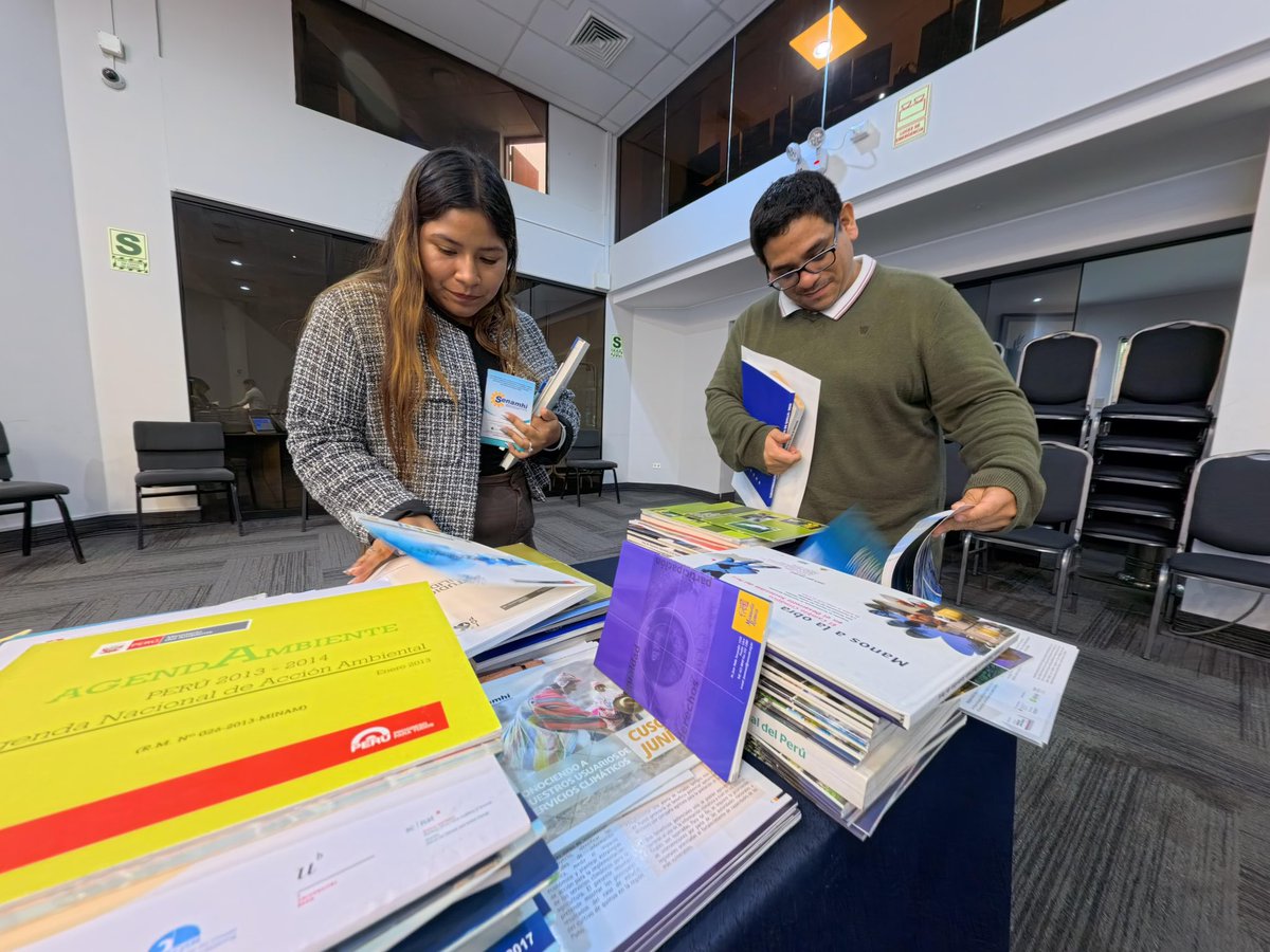 MinamPeru's tweet photo. 📚🌿 ¡Te esperamos!

Se viene desarrollando la jornada “Regala un libro, regala cultura”, una iniciativa del #BIAM del #Minam y el @senamhi_peru para acercar el conocimiento y promover la cultura ambiental entre la ciudadanía.

🗓️ Hoy, 3 de junio
🕙 Hasta las 5:00 p. m.
📍 Auditorio del SENAMHI – Jr. Cahuide 785, Jesús María

📖 ¡Ven y llévate gratuitamente las publicaciones que desees!

#RegalaUnLibroRegalaCultura #CulturaAmbiental