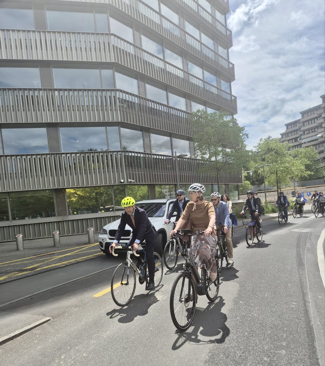 NLinGeneva's tweet photo. 🚴‍♂️ Happy World Bicycle Day!  

Ambassador @EricaSchoutenNL joined organiser Belgium and partners for a 🚴‍♂️ ride to celebrate the power of cycling. 

Biking🧡is part of our DNA. It's a sustainable🌱, healthy &amp; a accessible mode of transport that connects people around the world 🌍. https://t.co/extzDGFszq