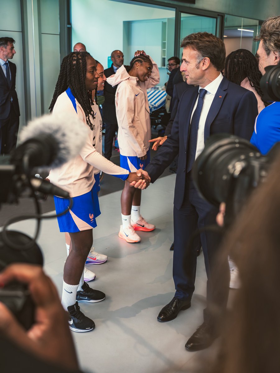 Oriane_JF's tweet photo. Un moment privilégié aux côtés de toute l’équipe de France, du sélectionneur Didier Deschamps et du Président Emmanuel Macron 🇫🇷

#OJFxEDF https://t.co/A5GDiDSZE5