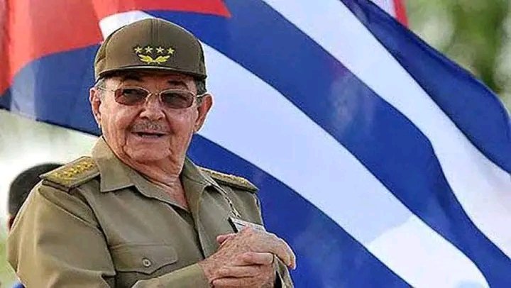 BabyComercio's tweet photo. Con motivo de su 95.º aniversario, saludamos al General de Ejército Raúl Castro Ruz. Su legado en la defensa y el desarrollo de Cuba es testimonio de una vida al servicio del pueblo. ¡Felicitaciones! 🇨🇺 #RaúlEsRaúl #LaPatriaSeDefiende https://t.co/LdPxI1kvuo