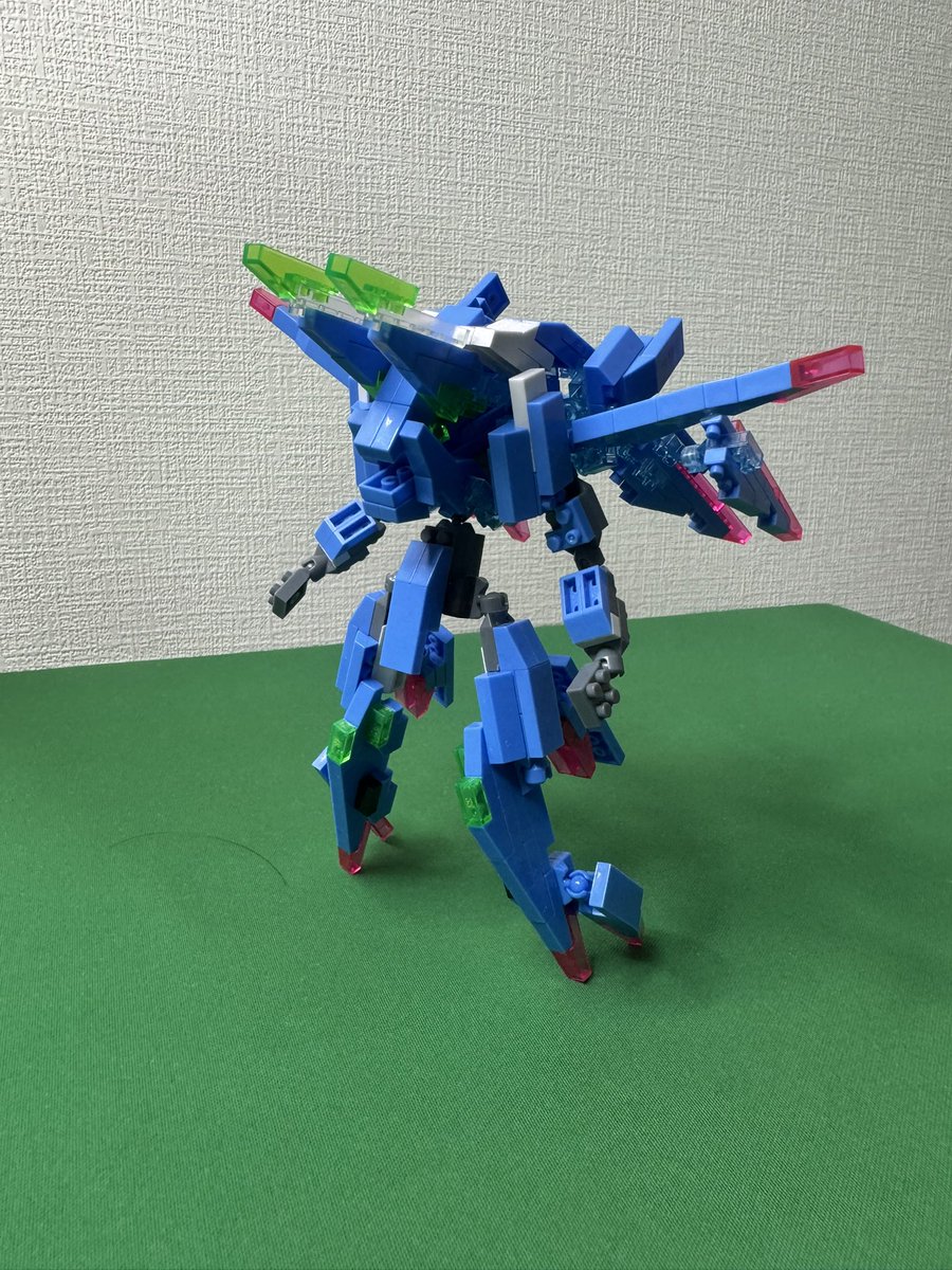 hoogtaranti's tweet photo. #プチブロック

　このカラーリング通り、自由統一連盟の機体で、最新鋭、現時点で最高峰の機体。

『シュラッド』

　幾多の試験機を得て作られた。頭部、胸部、背面ユニットは可変機能を持ち、画像資料後半が、フルスロット一歩手前状態。 https://t.co/fdJ7Q1Eq9d