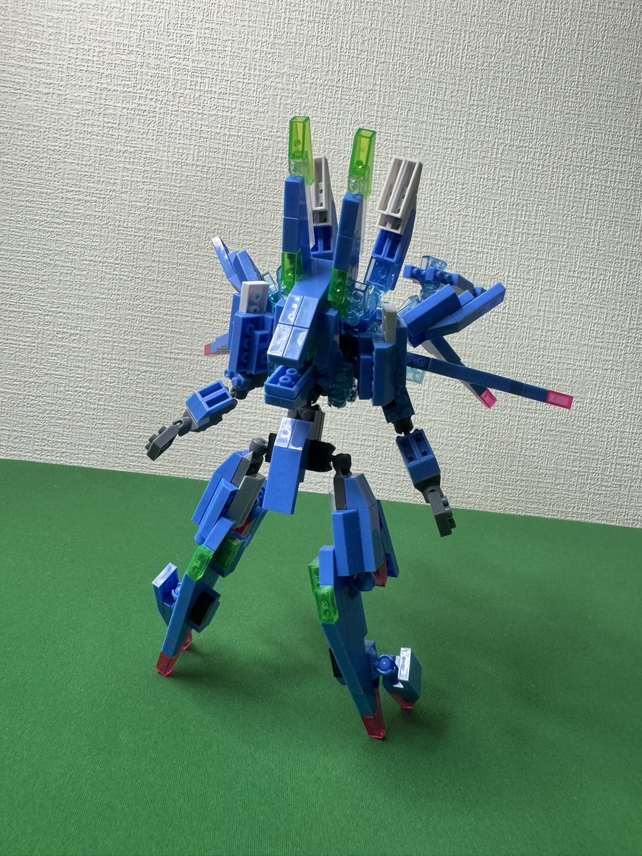 hoogtaranti's tweet photo. #プチブロック

　このカラーリング通り、自由統一連盟の機体で、最新鋭、現時点で最高峰の機体。

『シュラッド』

　幾多の試験機を得て作られた。頭部、胸部、背面ユニットは可変機能を持ち、画像資料後半が、フルスロット一歩手前状態。 https://t.co/fdJ7Q1Eq9d