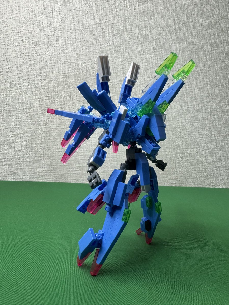 hoogtaranti's tweet photo. #プチブロック

　このカラーリング通り、自由統一連盟の機体で、最新鋭、現時点で最高峰の機体。

『シュラッド』

　幾多の試験機を得て作られた。頭部、胸部、背面ユニットは可変機能を持ち、画像資料後半が、フルスロット一歩手前状態。 https://t.co/fdJ7Q1Eq9d