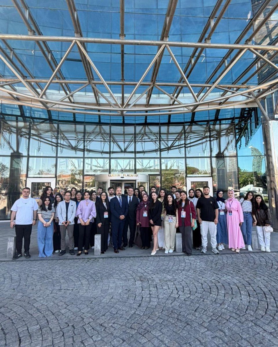 tspborgtr's tweet photo. Erzurum Teknik Üniversitesi İktisadi ve İdari Bilimler Fakültesi İşletme Bölümü (İnovatif Gençlik Topluluğu) ve İktisat Bölümü (Etkin Genç Girişimciler Topluluğu) Öğrencileri Birliğimizi ziyaret etti.

Eğitim Müdürümüz Dr. Gökhan Büyükşengür tarafından “Sermaye Piyasasında Trendler ve Kariyer” başlığı altında; Birli��imizin finans sektöründeki yeri ve önemi, mezuniyet sonrası meslek seçimi, öğrencilikte stajın gerekliliği, sermaye piyasasında kariyerde lisanslama sınavlarının önemi ve önümüzdeki dönemde finans sektöründe öne çıkacak yetkinlikler anlatıldı. Ayrıca, iş hayatına ilişkin kariyer, kitap ve film tavsiyeleri paylaşıldı.  

Ayrıca A1 Capital Yatırım Menkul Değerler A.Ş. Genel Müdür Yardımcısı Baki Atılal, Sermaye Piyasası ve Kariyer hakkında bilgi ve deneyimlerini paylaştı.

#TSPB #ErzurumTeknikUniversitesi #Kariyer @etukurumsal