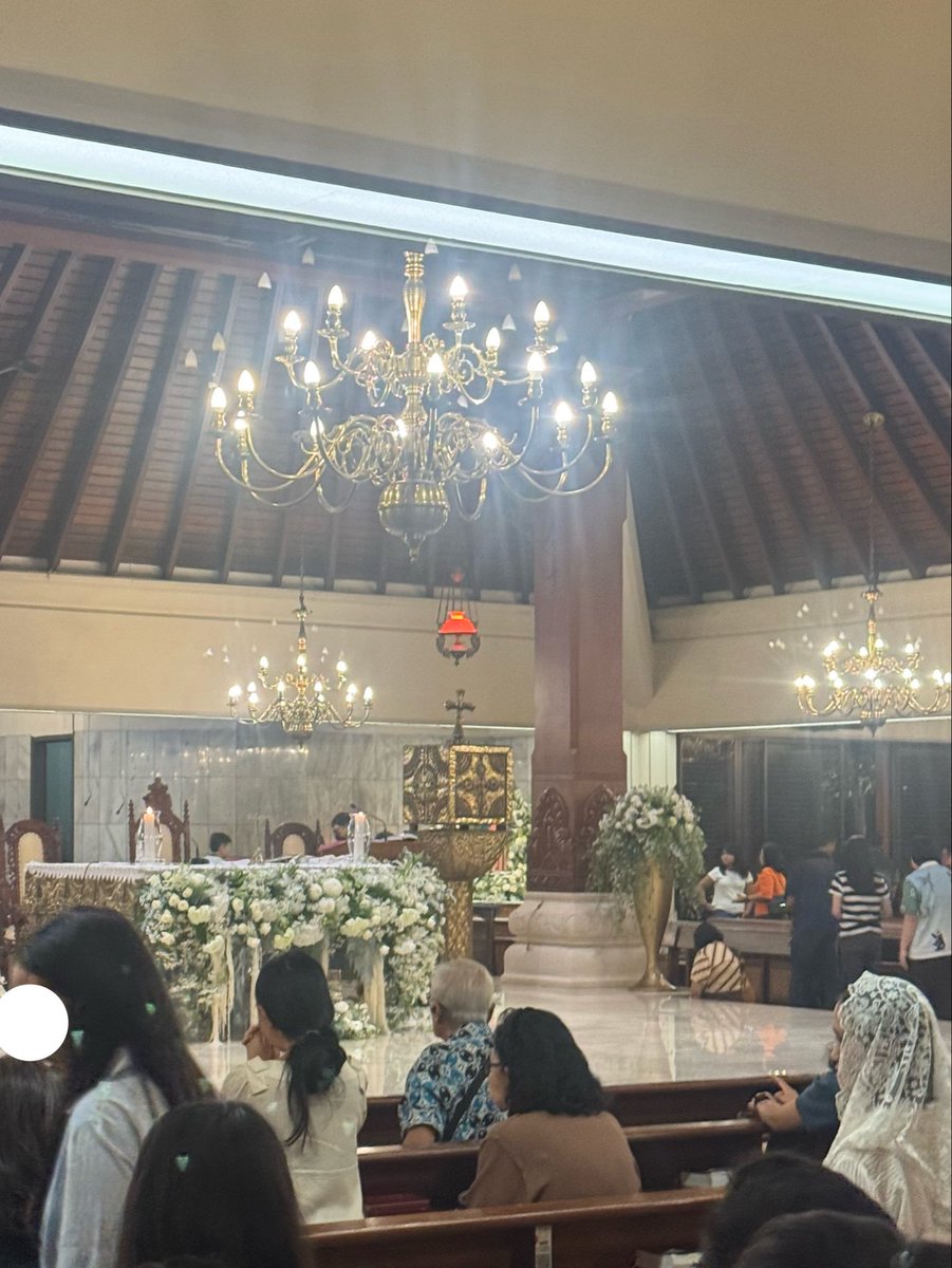 yowislur's tweet photo. “Mungkin bangunan punya jiwa.”
Misa di sini vibes nya adem, tenang, nyaman. Bangunannya joglo, altar di tengah. Terasa bgt feel jawa nya. https://t.co/LRAcgD3Suh