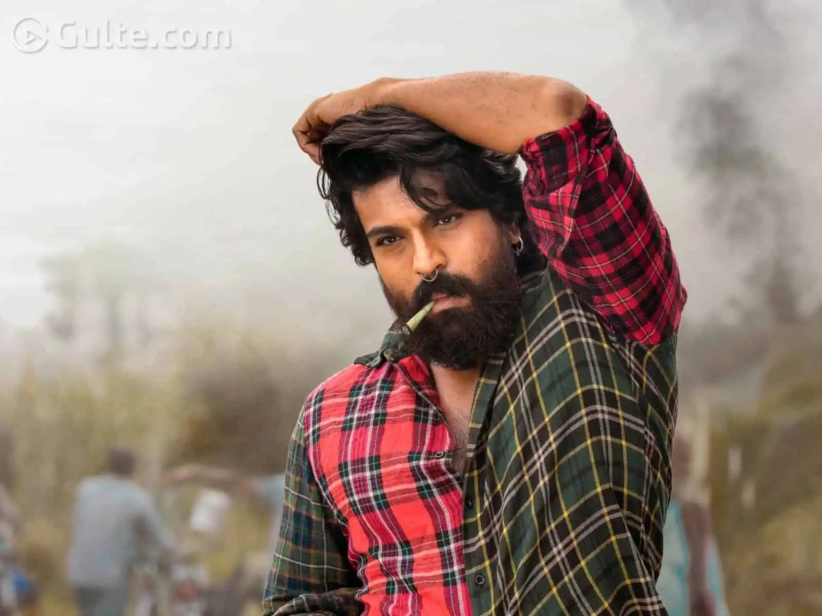 SkydreamMedia's tweet photo. #చేజారినసినిమాలు-17 - #Awara #Paiyaa
ఆవారా మూవీ స్టోరీ డైరెక్టర్ లింగు స్వామి రాసుకుందే మహేష్ బాబు కోసం. అతిధి షూటింగ్ లో ఉన్నప్పుడు ఆ స్టోరీ లైన్ చెప్తే , స్క్రిప్ట్ అంతా అయ్యాక చేద్దాం అని చెప్పాడు మహేష్ .
మెగా సూపర్ గుడ్ ఫిలిమ్స్ , మంజుల గార్లు ఈ ప్రాజెక్ట్ కి నిర్మాతలు . అతిధి అయిపోగానే ఎంఎస్ రాజు గారి బ్యానర్ లో త్రివిక్రమ్ తో హరే రామ హరే కృష్ణ , దుర్గా ఆర్ట్స్ లో హేమాంబర్ అనే కొత్త డైరెక్టర్ తో మిర్చి అనే రెండు మూవీస్ మహేష్ కమిట్ అయ్యాడు . అవి పూర్తయ్యాక లింగు స్వామి మూవీ చేద్దాం అనుకున్నారు .
లింగుస్వామి కథ పనిలో ఉన్నప్పుడే అతిధి పరాజయం పాలవడంతో చాలా గ్యాప్ తీసుకున్న మహేష్ ...అప్పటికి ఒప్పుకున్న మూడు సినిమాలూ వదులుకున్నాడు . అలా ఆవారా తన చేతినుండి జారిపోయింది .
తర్వాత ఆ కథని తమిళ్ లో కార్తీ తో, తెలుగు లో రామ్ చరణ్ తో ఏకకాలంలో చేద్దాం అని ప్లాన్ చేసాడు కానీ రామ్ చరణ్ రిజెక్ట్ చేసాడు . ఫైనల్ గా తమిళ్ లో మంచి హిట్ అయింది కార్తీ ఆవారా . #MaheshBabu #Aawara #Paiyaa #Karthi #RamCharan
