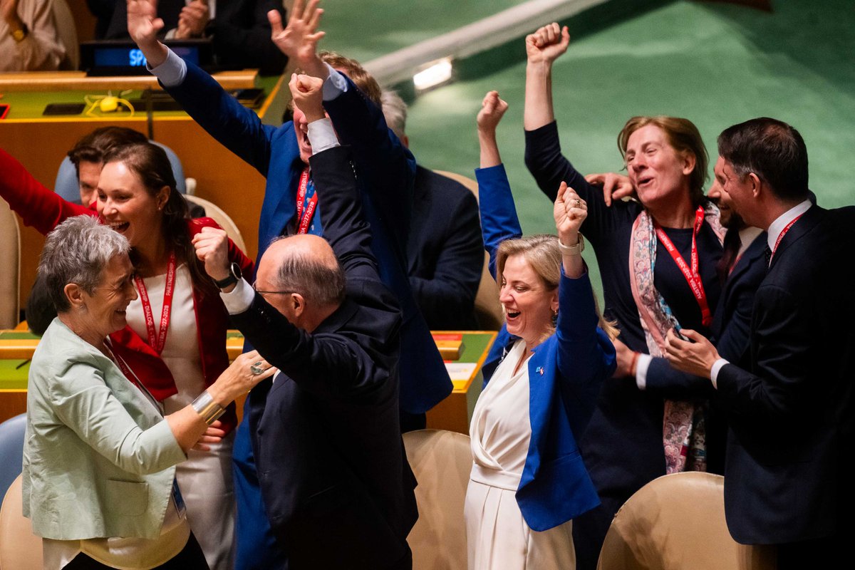 BMeinl's tweet photo. Danke für das große Vertrauen! Österreich sitzt im #UNSC wieder mit am Tisch, wo über Frieden, Sicherheit und Stabilität entschieden wird.🇺🇳🇦🇹
Unser Leitmotiv bleibt: Partnerschaft, Dialog und Vertrauen. https://t.co/w4m8BkMJ0s