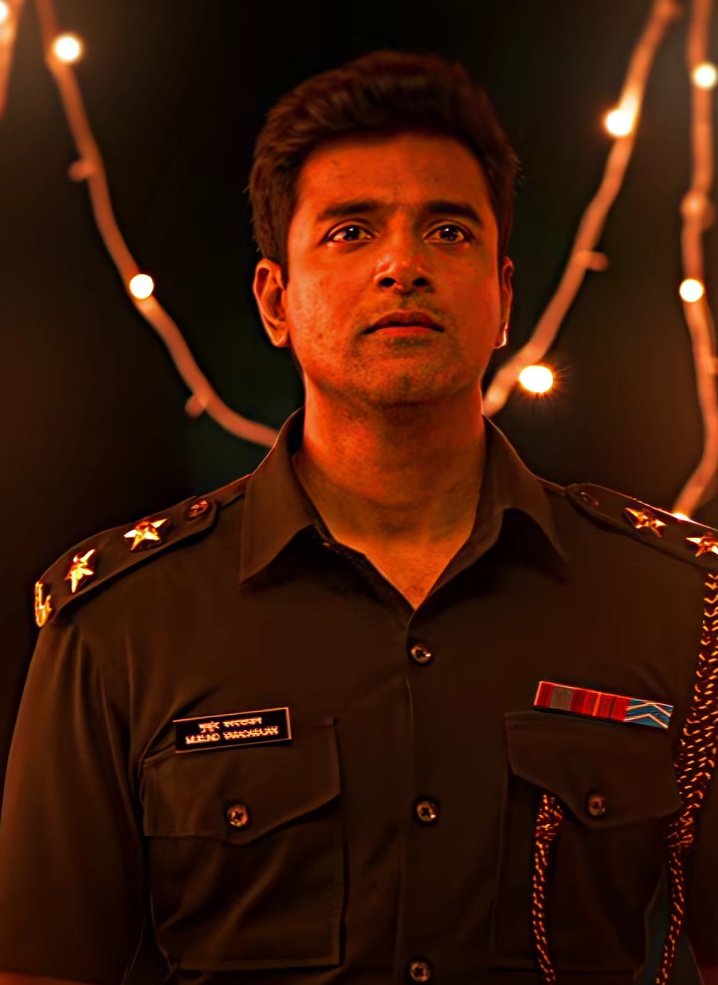 Vidhz_SK_'s tweet photo. intha look la oru padam pannungalen @Siva_Kartikeyan 😭
everything is so perfect 🫣 https://t.co/tvFlulXUXp