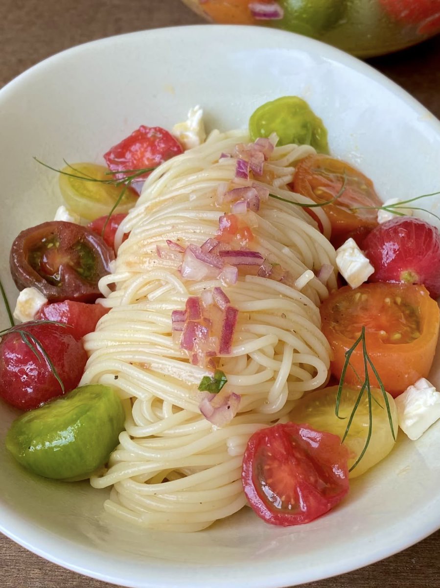 prettyfoodye's tweet photo. pasta and those little tomatoes https://t.co/eTd07OcoAK