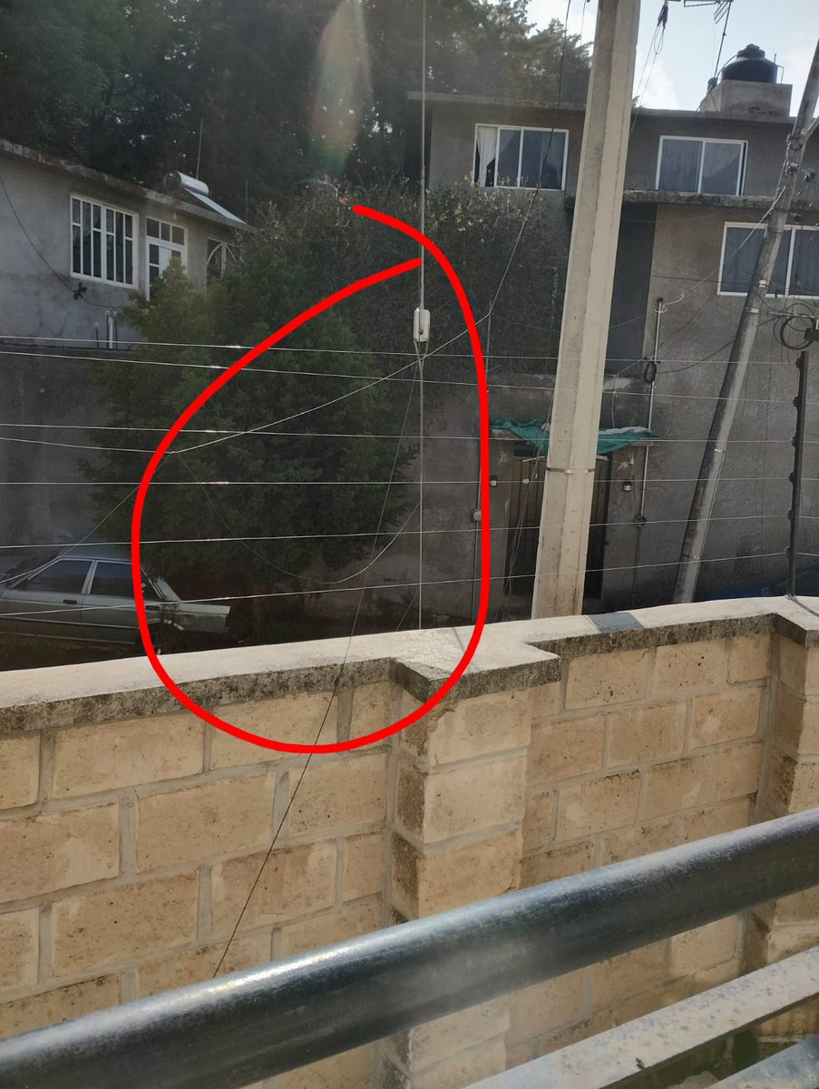 ecampillo's tweet photo. @carlosorvananos @cuajimalpa_gob @atencionAlcaldi buenos días, les pido su apoyo para revisión de unos cables caídos en la calle de 21 de marzo, esquina con la parte trasera del panteón, aparentemente algunos camiones del Mercado sobre ruedas han provocado esten caidos https://t.co/6kbsts6dfW