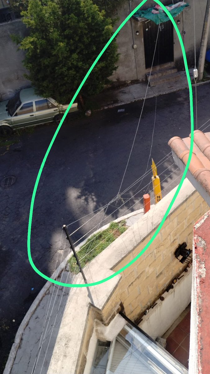 ecampillo's tweet photo. @carlosorvananos @cuajimalpa_gob @atencionAlcaldi buenos días, les pido su apoyo para revisión de unos cables caídos en la calle de 21 de marzo, esquina con la parte trasera del panteón, aparentemente algunos camiones del Mercado sobre ruedas han provocado esten caidos https://t.co/6kbsts6dfW