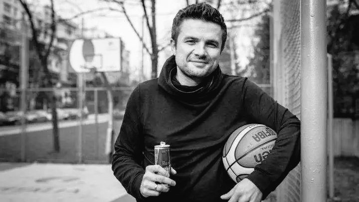fokussport's tweet photo. Nažalost vest koja nas je sve šokirala - preminuo je Edin Avdić.

Čovek koji je živeo košarku, o njemu su znali da kažu da je enciklopedija. 

Bezbroj nezaboravnih prenosa i intervjua.

Počivaj u miru, legendo. https://t.co/yzKQTwI6P6