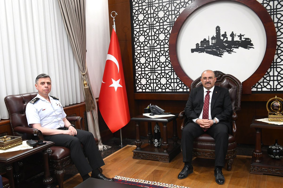 TC_Balikesir's tweet photo. Jandarma Genel Komutanlığı Personel Başkanı Tümg. Mustafa Erdem, Vali İsmail Ustaoğlu'na ziyarette bulundu. https://t.co/1WNC96yxoQ