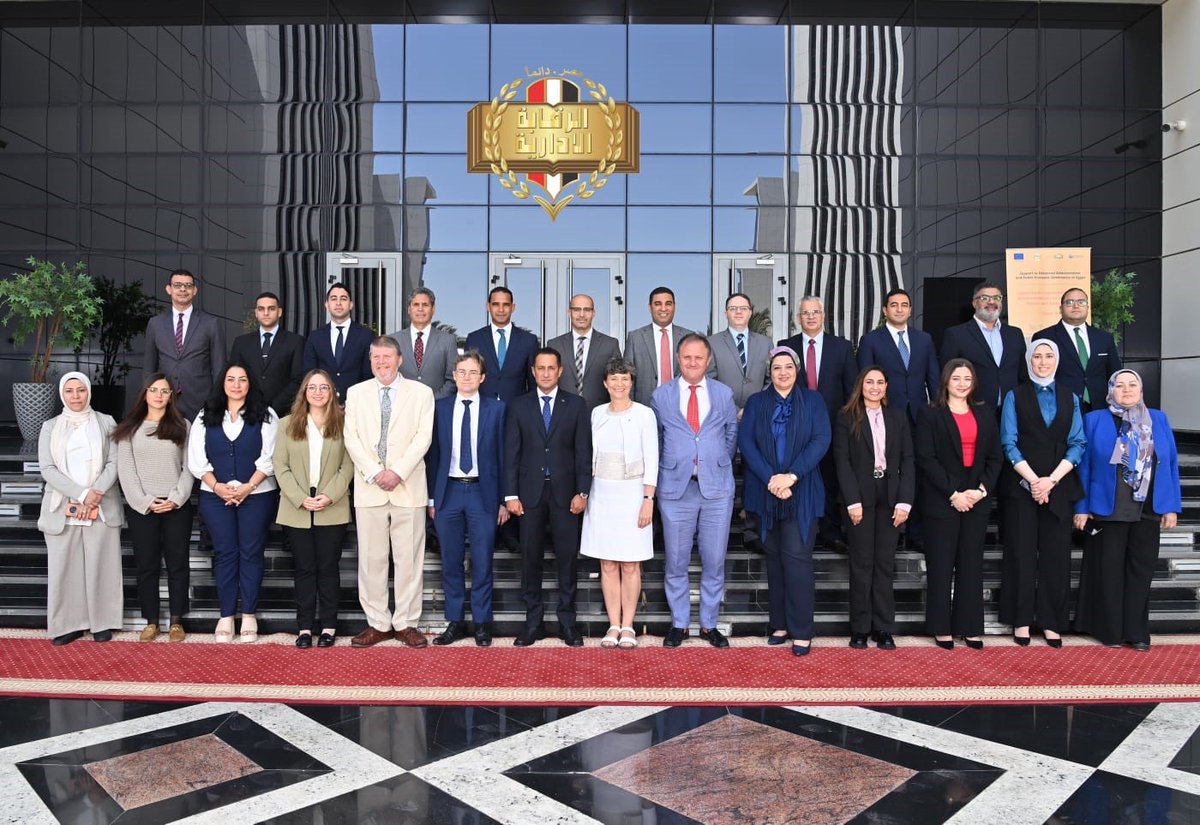 EgyptAca's tweet photo. الرقابة الإدارية تنظم ورشة عمل في مجال الحوكمة والإصلاح الإداري بالتعاون مع منظمة التعاون الاقتصادي والتنمية والاتحاد الأوروبي 

استمرارًا للجهود الوطنية الرامية إلى ترسيخ مبادئ الحوكمة والإصلاح الإداري وتوظيف تقنيات التحول الرقمي للارتقاء بجودة الخدمات المقدمة للمواطنين والاطلاع على أحدث الممارسات الدولية في هذا الشأن، نظمت هيئة الرقابة الإدارية، بالتعاون مع منظمة التعاون الاقتصادي والتنمية (OECD) وبدعم من الاتحاد الأوروبي، ورشة عمل في مجال دعم جهود الحوكمة العامة والاقتصادية بمصر ، خلال الفترة من ١ إلى ٣ يونيو ٢٠٢٦، بمقر الهيئة بالعاصمة الجديدة، وذلك بمشاركة عدد من ممثلي جهات إنفاذ القانون والجهات الوطنية المعنية والخبراء الدوليين.

تضمنت الفعاليات مناقشة سبل تعزيز أطر التعاون المشترك وتبادل الخبرات الدولية مع الدول الأعضاء بالمنظمة في مجالات حوكمة المؤسسات العامة والإصلاح الإداري في ظل التقدم التكنولوجي المتسارع الذي يشهده العالم، كما تناولت الورشة دراسة تطوير قدرة تلك المؤسسات على الاستجابة للتحديات وتطوير الأداء وتحديث آليات قياسه وتقييمه وفق أحدث المعايير الدولية والمنهجيات المتقدمة، بما يدعم منظومة اتخاذ القرار والتنمية المستدامة، بالإضافة إلى استعراض الجهود المصرية في هذا الصدد لتحقيق رؤية مصر 2030.

#شركاء_في_حماية_مصالح_الوطن