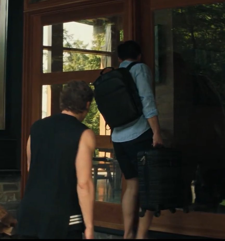 solarilya's tweet photo. I always feel so sentimental when I remember the instagram comment on episode 5 saying “Shane looks like he would carry her bags” when he was dating Rose and then the next episode he is carrying the bags for Ilya https://t.co/Khu1QenzbY