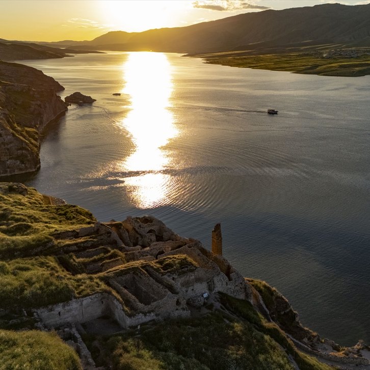 pusholder's tweet photo. Hasankeyf, Dicle Nehri manzarası ve binlerce yıllık kültürel mirasıyla ziyaretçilerini ağırlıyor. https://t.co/e2E4H5O9G2