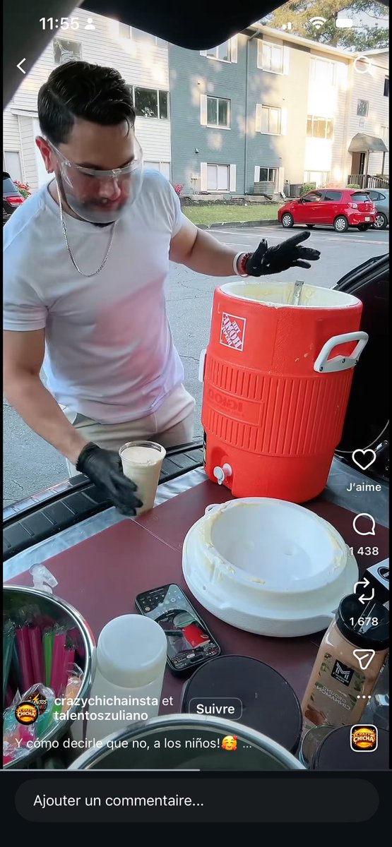 _AlbertoSoto's tweet photo. @JPAFS De paso parecen actores porno gay vendiendo chicha hecha con macarrón y no de arroz como es la tradicional y eso parece masa de cachapa hahaha https://t.co/I71AHWkQQy
