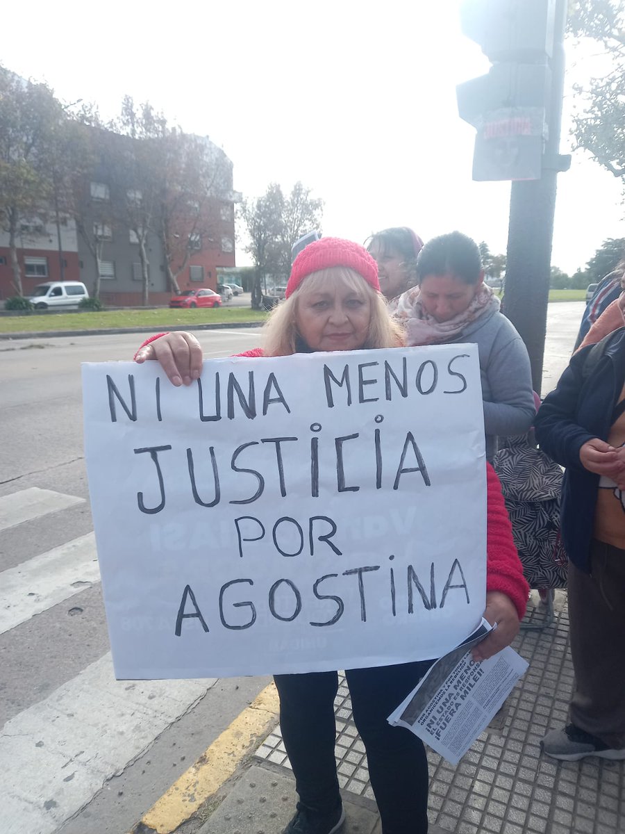 prensaobrera's tweet photo. El 9/6 se va a llevará adelante el juicio contra el femicida de Mariel. Desde el 2024 los familiares esperan la condena del agresor y la justicia no hace mas que querer reducirla y no avanzar en la investigación y en la condena a los que colaboraron con el agresor en dejar el cuerpo de Mariel tirado en las puertas del Cesac de Lugano 1 y 2.